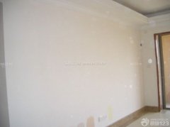 过正在接缝处下面添加一层不异材质的衬板